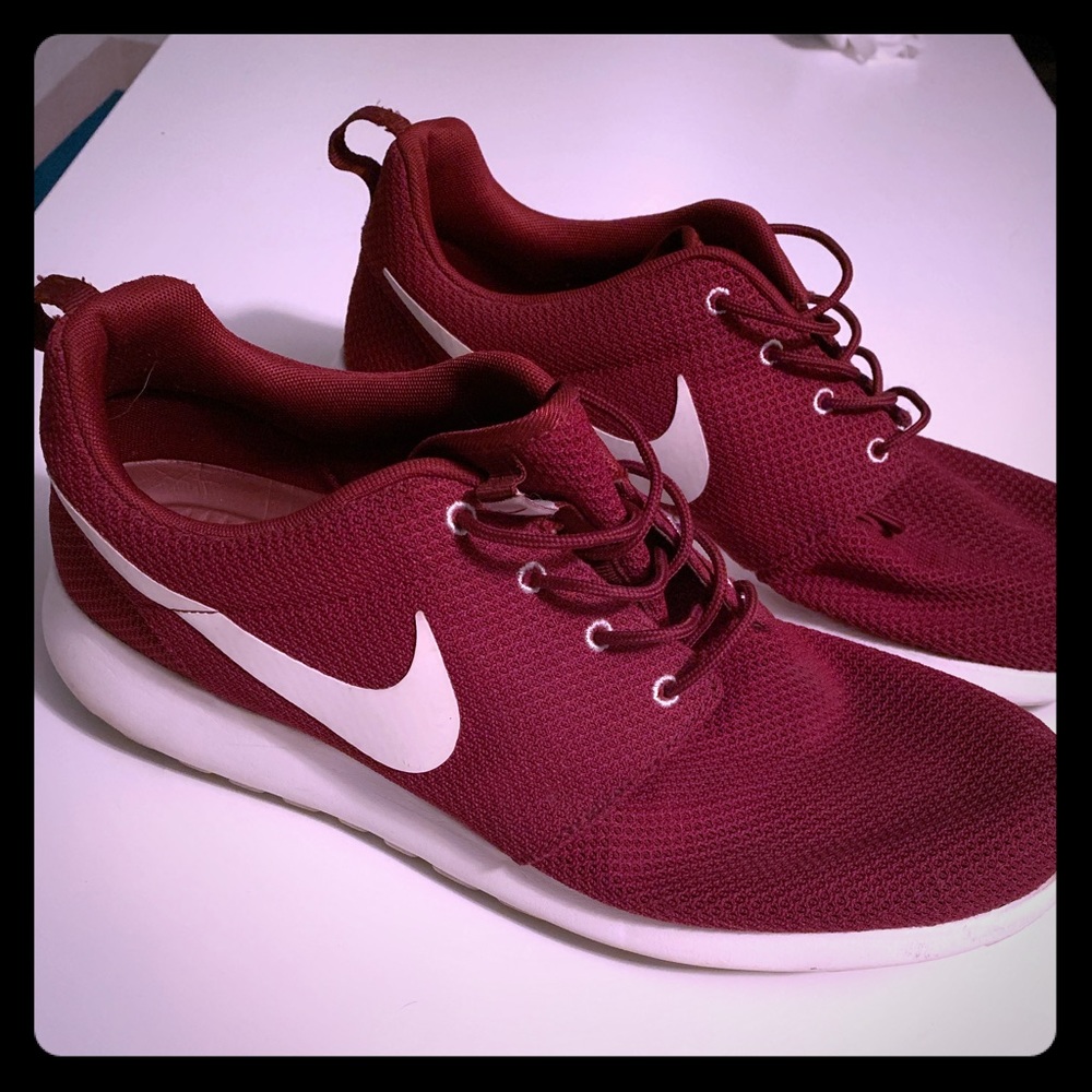Slightly used nike roshes sz 13 men’s maroon red